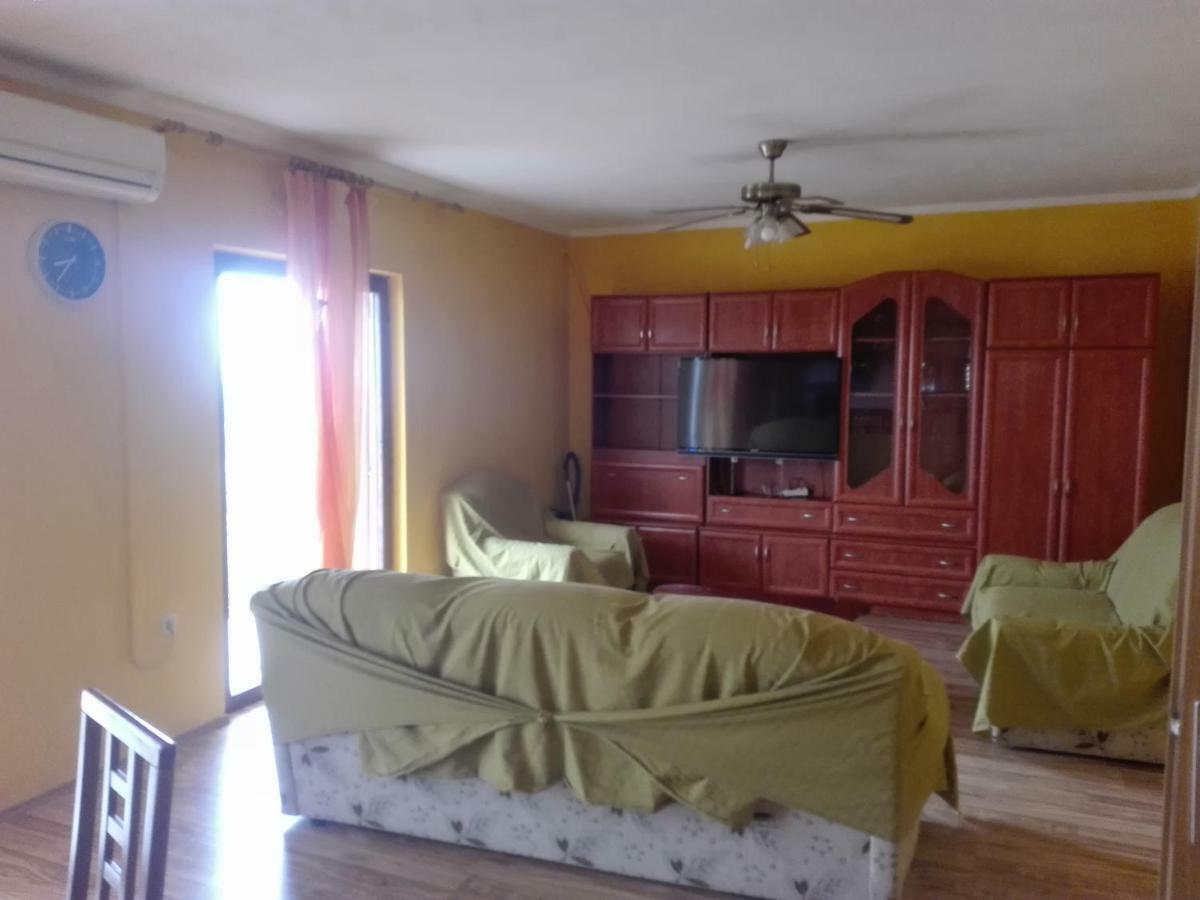 Luka Apartment *